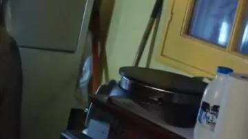 Crêpière Mono Plaque Noir vue dans Magic in the air - Magic System (crítica) (Linkthesun)