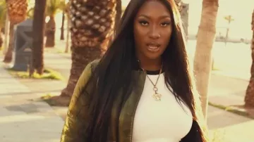 La brillante chaqueta caqui Missguided usada por Aya Nakamura en su video musical DjaDja