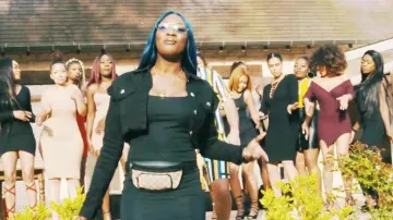 La falda negra que lleva Aya Nakamura en su clip Por qué fuerzas