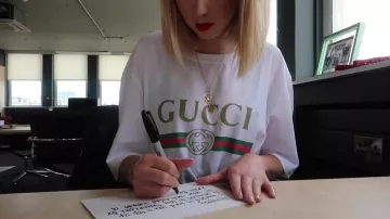 Le t-shirt blanc Gucci de Zoella (Zoe Sugg) sur sa chaîne Youtube MoreZoella