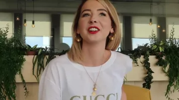 The round pendant in gold surrounded by diamonds of Zoella (Zoe Suggested) on his Youtube channel MoreZoella