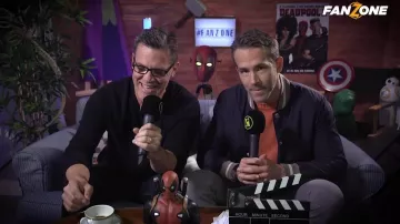 El despertador "Cinema Clap" visto en el video de Fanzone "Deadpool está incrustado en el espectáculo" con Ryan Reynolds