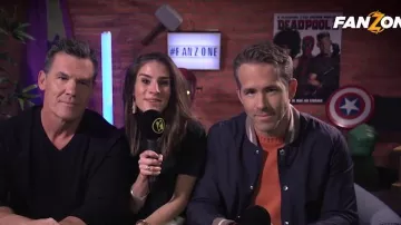 El martillo de Thor colgado en la pared visto en el video de Fanzone "Deadpool está incrustado en el espectáculo"