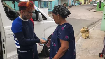 Sweatshirt Tommy Hilfiger of 6ix9ine in her video clip Gotti