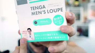 La loupe pour iPhone dans la vidéo "J'essaye des objets étranges" de Squeezie