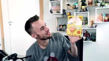 Le sifflet poitrine dans la vidéo "J'essaye des objets étranges" de Squeezie