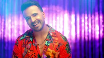 Flor y camisa de pescado de Luis Fonsi en The Calypso Clip