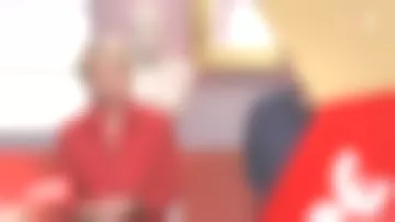 La veste rouge en daim de Sophie Davant dans Affaire Conclue du 16/04/2018