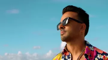 The Ray Ban Sunglasses Rectangular Frame of Luis Fonsi in the clip Calypso