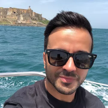 Sunglasses RayBan of Luis Fonsi on his account Instagram