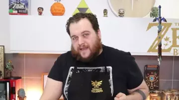 The figurine Funko Pop Cthulhu of Gastronogeek (Thibaud Villanova) in his video "Recipe The Legend of Zelda - The Cake Monster"