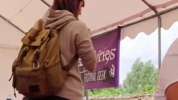 Mochila beige en el vídeo de LInksthesun Vlog - LinksTheSun en Geek Faëries 2017