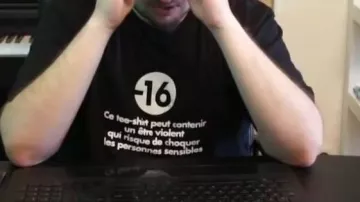 Camiseta -16 en el video de Linksthesun - Último baile - Indila (reseña) [Recarga de plataforma móvil]