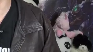 Plush unicorn in the video LInksthesun Linksthesun - Last danse - Indila (critique) [Réupload for mobile platform]