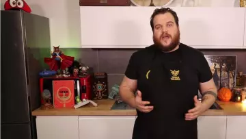 La casquette Cappy Super Mario Odyssey de Gastronogeek (Thibaud Villanova) dans sa video "recette Wakfu- La blanquette d'Alibert"