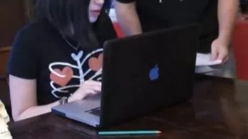 Mac computer in the video Linksthesun - Last danse - Indila (critique) [Réupload for mobile platform]