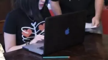 Mac computer in the video Linksthesun - Last danse - Indila (critique) [Réupload for mobile platform]