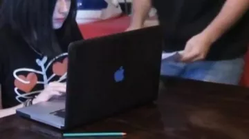 Shell Mac in the video Linksthesun - Last danse - Indila (critique) [Réupload for mobile platform]