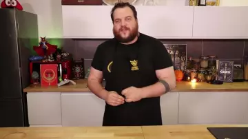 La réplique Funko Pop du Portal Gun de Rick & Morty de Gastronogeek (Thibaud Villanova) dans sa vidéo  "Recette Wakfu - La blanquette d'Alibert"