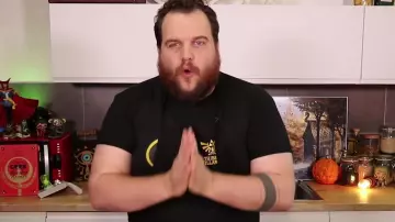 Le livre Gastronogeek spécial dessins animés de Thibaud Villanova dans sa video "recette Wakfu- La blanquette d'Alibert"