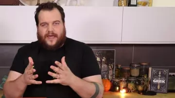 Le livre Gastronogeek de Thibaud Villanova dans sa video "recette Wakfu- La blanquette d'Alibert"