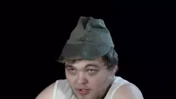 Cap Military reach in the video linksthesun Interview of the characters - the string LinksTheSun