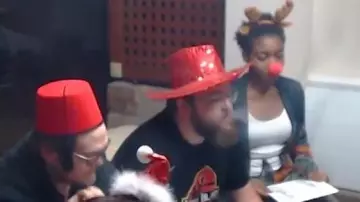 Chapeau rouge pailette porté dans la vidéo de linksthesun Partie de Concept en famille !