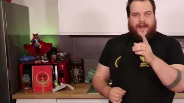 Le pis­to­let la­ser Rick & Morty de Gastronogeek (Thibaud Villanova) dans sa video "recette Wakfu- La blanquette d'Alibert"