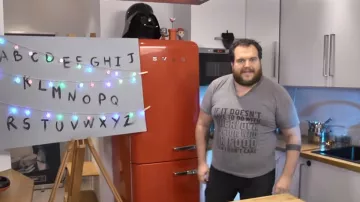 The refrigerator combined red Smeg of Gastronogeek (Thibaud Villanova) in his video "Recettte Stranger Things, waffles Eleven"