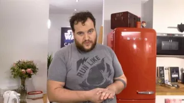 The refrigerator combined red Smeg of Gastronogeek (Thibaud Villanova) saw in his video "The Bièraubeurre Harry Potter way Gastronogeek"