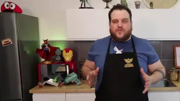 La figura del Capitán América de FunKo Pop en el video de YouTube "Civil War Recipe - Paprikash de Vision" de Gastronogeek