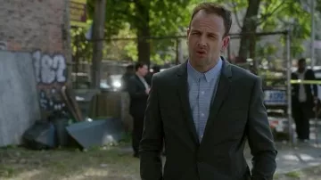 The striped shirt English collar of Sherlock Holmes (Jonny Lee Miller) in Elementary S05E09