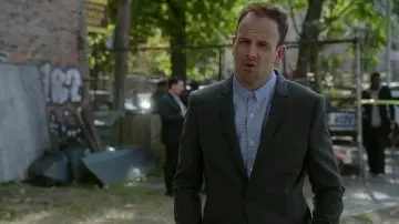 La chemise rayée col anglais de Sherlock Holmes (Jonny Lee Miller) dans Elementary S05E09