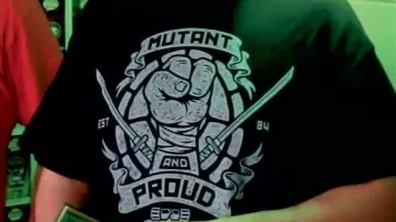 T-shirt Mutant et fier noir porté dans la vidéo de linksthesun On cuisine une pizza des Tortues Ninja !