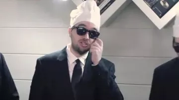 Sunglasses worn in the video linksthesun "We cook the pie of K of Men in Black ! (feat. the spawner)"