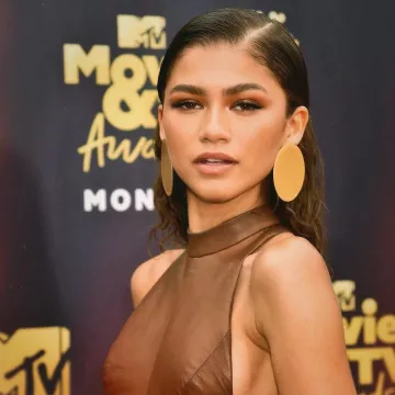 The earrings of Zendaya on the red carpet of the MTV Movie and TV Awards 2018