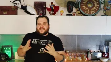 The backpack shield Zelda Breath of the Wild of Gastronogeek (Thibaud Villanova) in his video "Recipe Batman The Defi - The Vichyssoise"