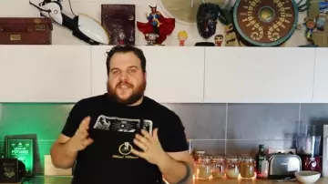 The backpack shield Zelda Breath of the Wild of Gastronogeek (Thibaud Villanova) in his video "Recipe Batman The Defi - The Vichyssoise"