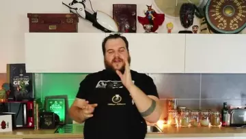 Figurine statue Doctor Strange of Gastronogeek (Thibaud Villanova) in his video "Recipe Batman The Defi - The Vichyssoise"