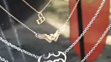 Colgante de mujer maravilla visto en Vlog - LinksTheSun en The Geek Faëries 2018 de Linksthesun