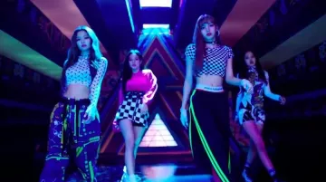 The skirt checkerboard of Jisoo in the clip DDU-DDU-THE of BlackPink