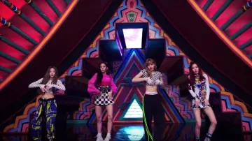 The skirt checkerboard of Jisoo in the clip DDU-DDU-THE of BlackPink