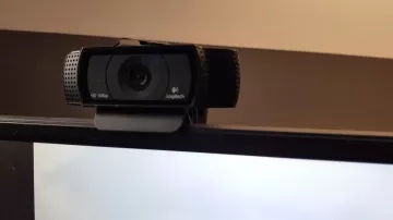 The webcam C922 Pro Stream Logitech in the youtube video room tour 100% Disney Wonder Hook