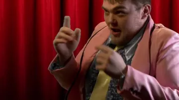 Veste costume rose vu dans Chansons françaises : le moment où ça a merdé (critique) de Linksthesun