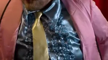 Chemise disco bleu clair vu dans Chansons françaises : le moment où ça a merdé (critique) de Linksthesun