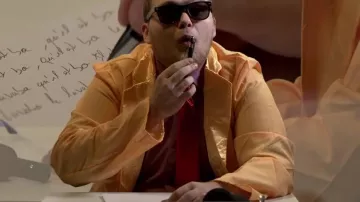 Veste costume jaune vu dans Chansons françaises : le moment où ça a merdé (critique) de Linksthesun
