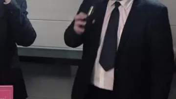 corbata negra vista en On cuisine la tourte de K des Men in Black! (feat. los progenitores) por Linksthesun