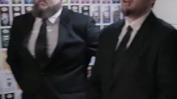 camisa blanca vista en On cuisine la tourte de K des Men in Black! (feat. los progenitores) por Linksthesun