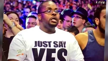 T shirt "just say yes" vu dans 20 bonnes raisons d'aimer le catch de Linksthesun