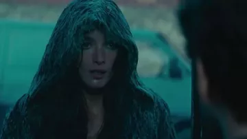 Le manteau en fourrure The Kooples de Claudia / Iris (Charlotte Le Bon) dans Iris